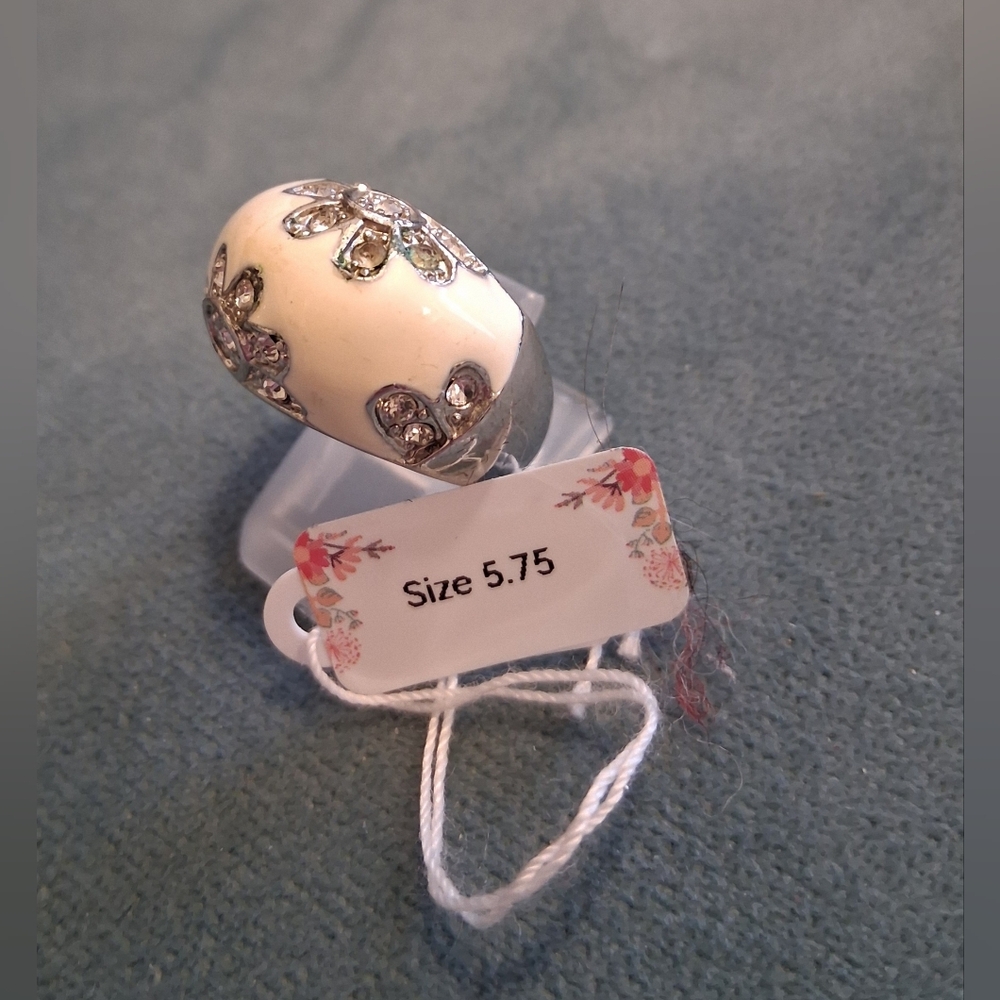 Silver White Floral Dome Ring - Picture 3 of 5